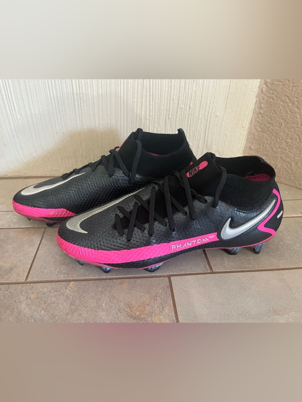 Nike Black & Pink Phantom FG women’s Soccer Cleats